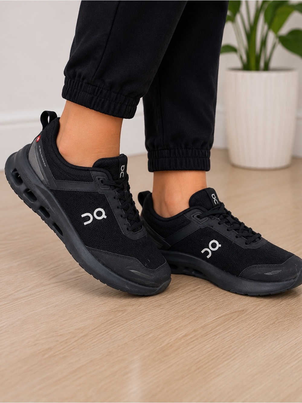 ON Kids Cloud Sneaker in Black size 1.5